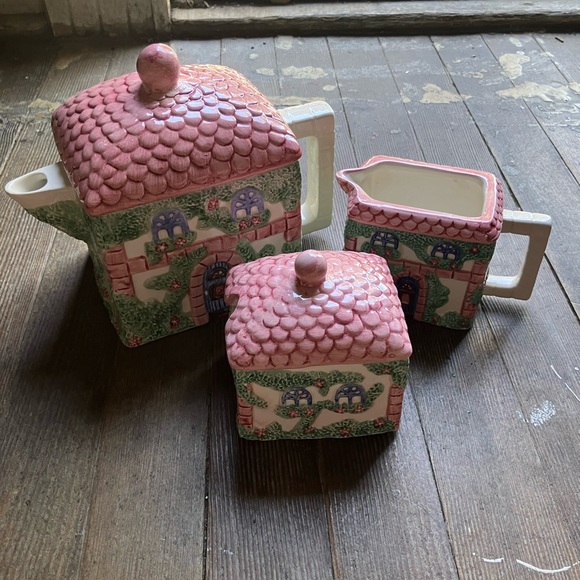 Other - Cottage House Teapot Set Of 3